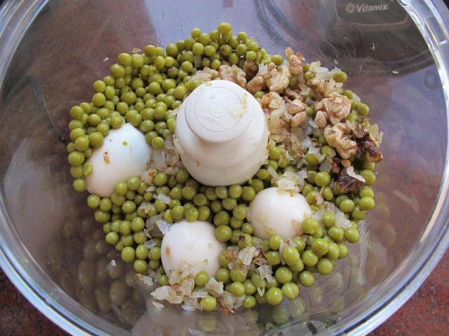Erbsen, Walnüsse, Zwiebeln und hart gekochte Eier im Mixer pürieren.