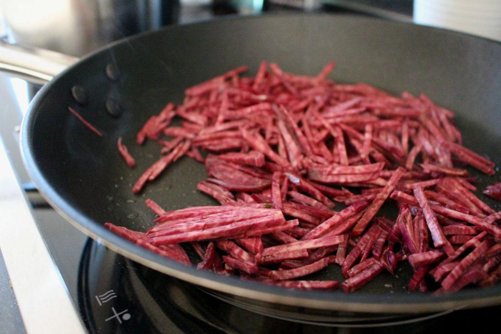 4. Die Süßkartoffelsticks in einer beschichteten Pfanne mit etwas Öl anbraten. Nach ein paar Minuten die Temperatur etwas runterdrehen. Regelmäßig umrühren nicht vergessen.