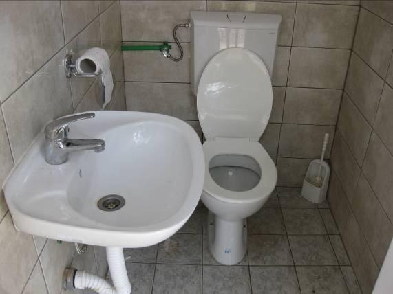 neue Sanitäreinrichtung mit den 2 Duschen und 2 WCs