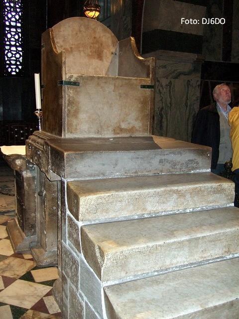 Der Koenigsthron ist einfach gestaltet. Er besteht aus vier Marmorplatten, welche, wie auch die Stufen, um 800 der Grabeskirche in Jerusalem entnommen wurden.