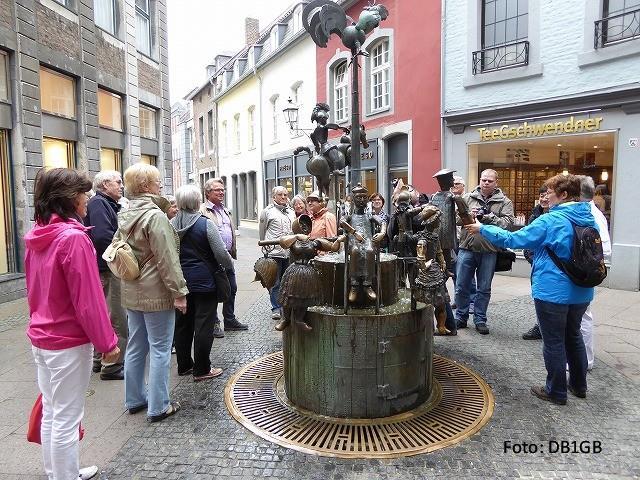 Der von der Sparkasse Aachen finanzierte Brunnen wird in Kurzform meistens Geldbrunnen genannt. Das Wasser dreht sich gegen den Uhrzeigersinn.