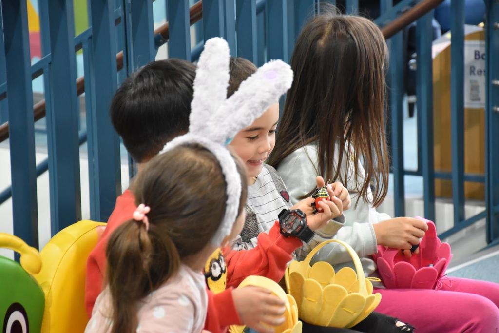 When we arrived at the library, the first children saw directly that all the baskets - and not only the eggs - were hidden and eagerly looked for their own Easter baskets.