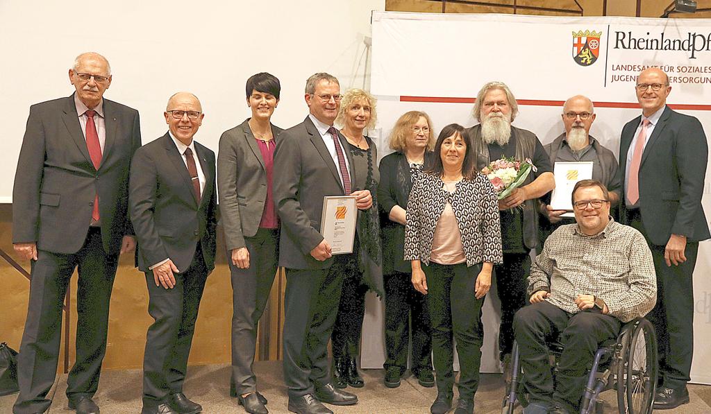 Vertreter der ausgezeichneten Betriebe zusammen mit dem Landesbeauftragten für die Belange behinderter Menschen Matthias Rösch und dem Kreisbeigeordneten Rudolf Rinnen. Foto: LSJV.