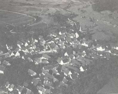 Das Luftbild von 1936 zeigt noch deutlich die enge giebelständige Bebauung entlang der Unterkessacher und Rossacher Straße, die teilweise bereits bebauten Freiflächen im Tal sowie die Kirche als