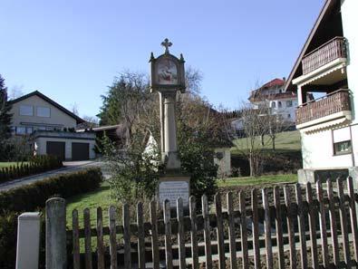 Bieringer Straße (Flstnr. 2245): Wegkreuz mit dem Gekreuzigten, 1. Hälfte 20. Jahrhundert.