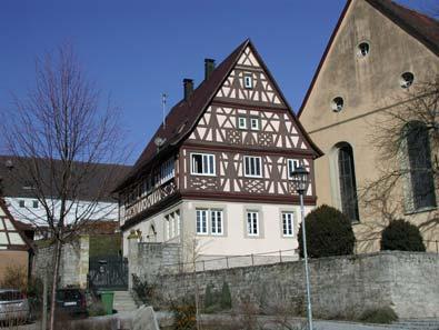 1609-10 durch das Kloster Schöntal errichtet. Mit Hofmauer und Torpfeilern.
