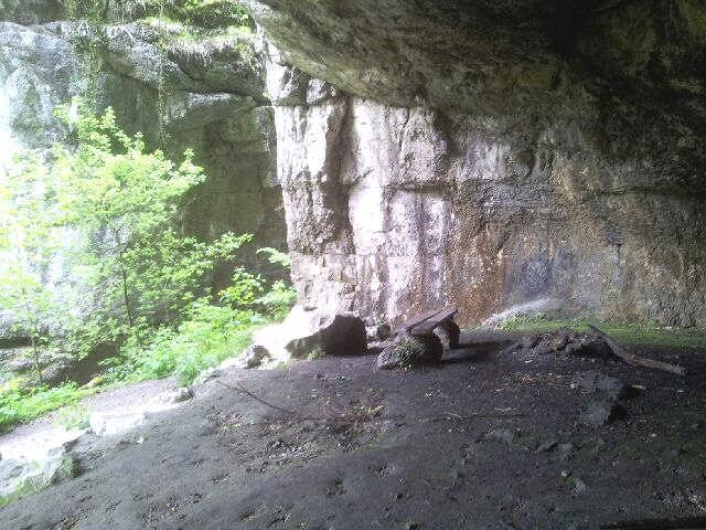 Wanderung: Ein grosser Felsüberhang - die Höhle - wird sichtbar!