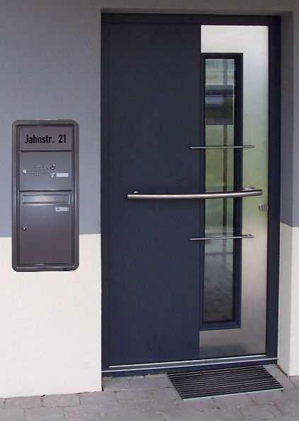 Auch die JU- Standardbriefkasten liefern wir mit besonders sicherheitsrelevanten Komponenten: Klingelknopf aus Edelstahl Diebstahlsicheres Namensschild Gelochtes Sprechsieb Doppelverriegelnde Türen