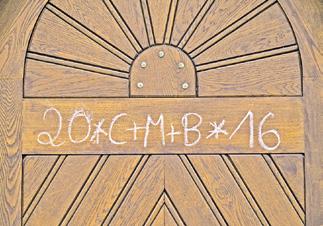 moehligdesign/fotolia.de d An Epiphanie, dem Dreikönigsfest, werden die Buchstaben C, M und B von den Sternsingern an die Haustüren der Menschen geschrieben.