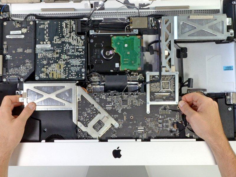 Schritt 25 Hebe das Logic Board hoch und drehe es gleichzeitig aus dem Mac heraus.