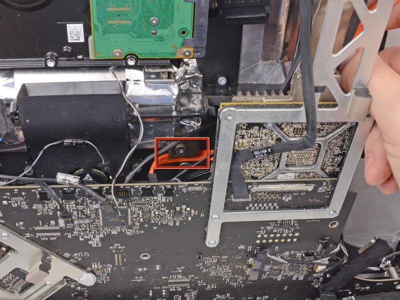 Schritt 29 Lehne das Logic Board wieder in den imac zurück.