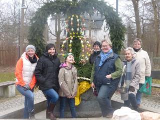 Mitglieder der Frauen-Union dekorieren den Osterbrunnen am Postplatz.