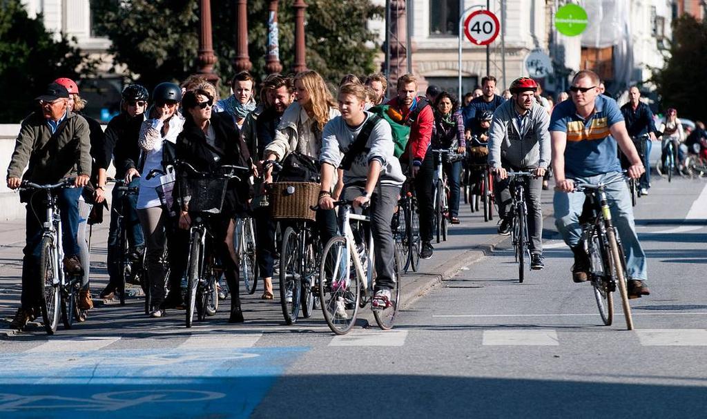 Nicht zu vergessen: Fahrrad-Boom - Vorbild Kopenhagen Source: "Cyclists at red 2" by heb@wikimedia Commons (mail) - Own work.