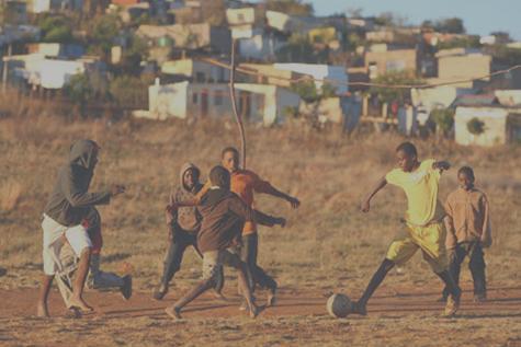 4. Beispiele aus der entwicklungspolitischen Praxis Fußballprojekt in Südafrika Jugendliche verschiedener Ethnien lernen in einem Sportprojekt miteinander zu kommunizieren.