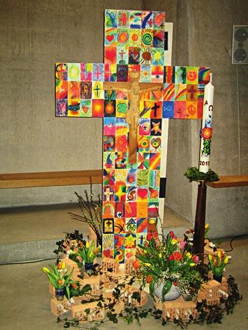 Die Zettel der Gottesdienstbesucher können in der Mauer abgelegt werden. Für die Osternacht haben wir ein baugleiches Kreuz davorgestellt.