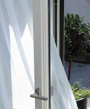 Ideal für Fenstertüren: der Magnetschnäpper Ein leichtes Antippen der Balkontür genügt: Sanft und selbstständig geht der Flügel, angezogen über Magnetkraft, zu.