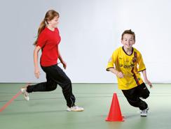 Um den Kindern ein Gefühl für den Laufrhythmus und das Tempo zu vermitteln, gibt das Testpersonal die Laufgeschwindigkeit in den ersten 2 Runden vor.