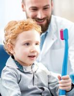 Zahnpflege für unter 18-Jährige Kinder sollten ab dem Alter von drei Jahren zweimal im Jahr zum Zahnarzt gehen.