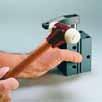 3) Spannarm mit Schraubenschlüssel festhalten und Schraube anziehen. Spannarmdemontage: 1) Spannarm mit Schraubenschlüssel festhalten und Schraube lösen.