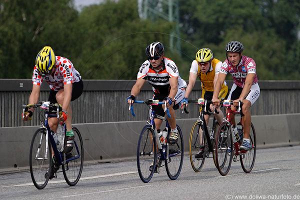 Team Ride Aufteilung der Gruppe in Teams zu 2-4 Personen Wechsel der Führung nach vorgegebener Zeit oder Wechsel der Führung nach vorgegebener Herzfrequenz Beispiel: Team Ride 75% 75% 75% A B C Drei