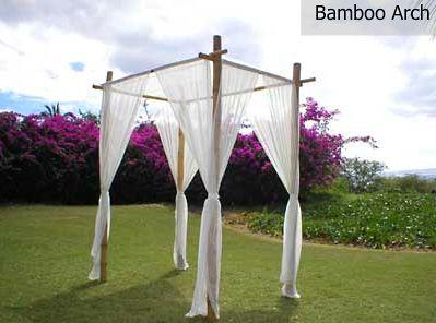 Deko Bambuspavillion mit Stoffen ( ohne Blumen) geschmackvolle Dekoration und Rahmen Ihrer Hochzeitszeremonie Das Bambuspavillon schafft mit seinen im Wind wehenden Stoffen ein stimmungsvolles