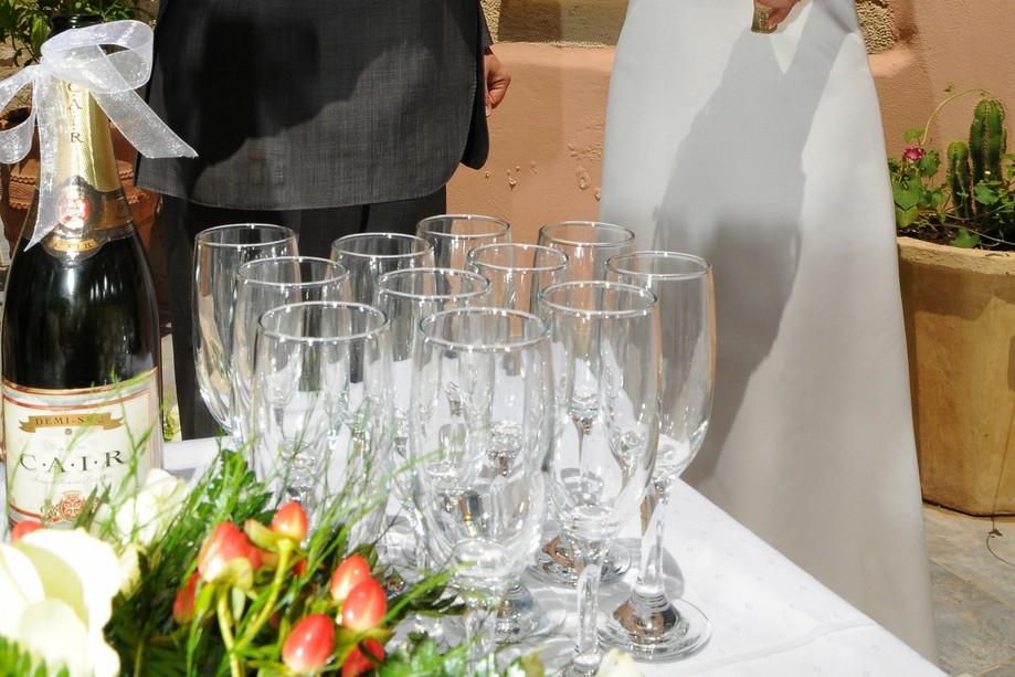 Speisen & Getränke Hochzeitskuchen klein ( 6 inch) Ihre individuellen Wünsche nehmen wir natürlich gerne entgegen.