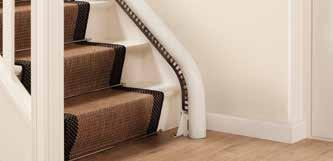Mit einer einzigen diskreten Schiene kann dieser Treppenlift maßgefertigt und an jede Treppe