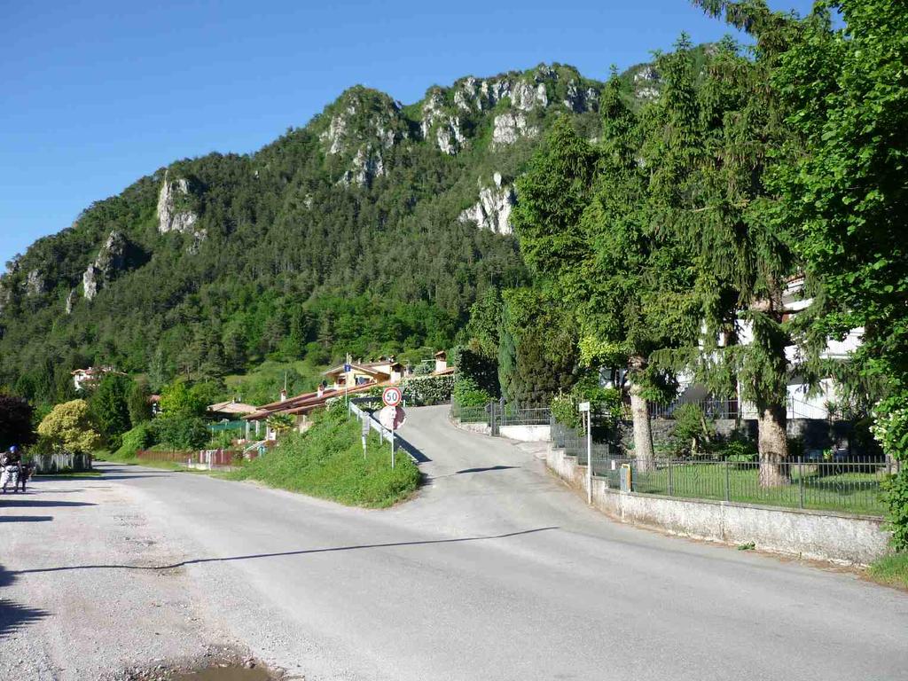 Via Ferrata Crénch Lage: Charakteristik: Höhenunterschied: Wegstrecke: Zeitdauer: Schwierigkeitsstufe: Abstieg: Besonderheiten: Norditalien / Lago di Idro / Am nördlichen Ortsausgang von Crone.