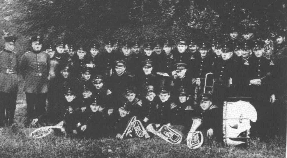 1927 1927 umfasste die Musikkapelle bereits wieder 23 aktive Musiker. Beim Bezirksmusikfest in Hofen unter der Mitwirkung von insgesamt 14 Kapellen kam dann der Gedanke auf, eine Uniform anzuschaffen.
