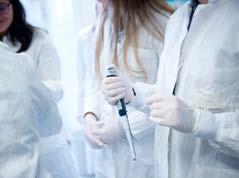 Experten bringen den Schülerinnen und Schülern dann das spannende Feld der Stammzellforschung von Grundlagenforschung zu möglichen Therapien über den