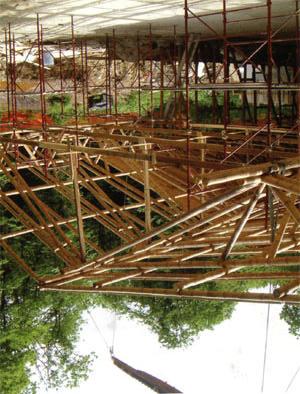Bei der Errichtung des Pavillon wurde zunächst das Dach auf einem Gerüst errichtet, welches später durch die Bambusstützen ersetzt wurde. Bauabschnitte: 1. Einrichtung der Baustelle 2.