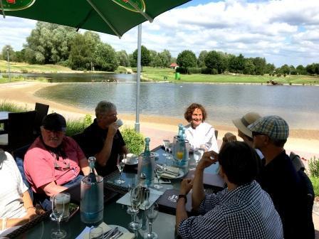 Aber dann waren doch 21 Leute mit 11 Moggis dabei. Das Golfhotel in Gernsheim sorgte für tolles Ambiente.