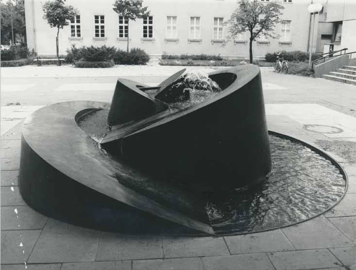 Brunnen vor Verwaltungsgebäude in Zehlendorf Bronze, 1974, ca.
