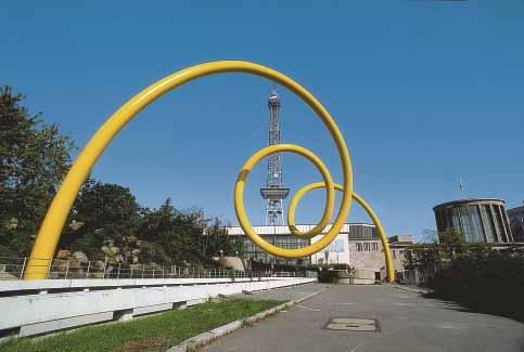 Looping 1992, 18 x 50 m, Stahlrohr, Lack, Länge des Stahlrohrs: 120 m, Durchmesser 100 cm, Abstand von Fußpunkt zu Fußpunkt: 50 m Realisierte Skulptur des 1987 vom Bausenat Berlin ausgeschriebenen