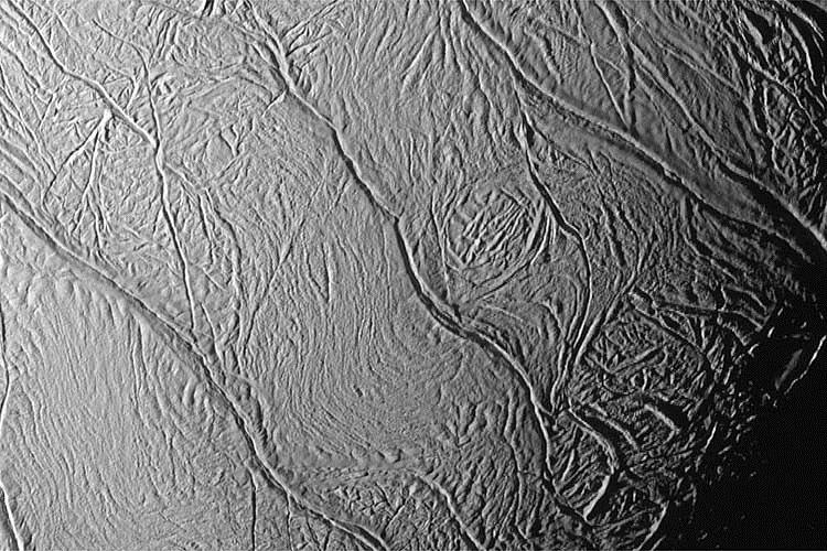 Enceladus Eigenschaften: Innerer Aufbau: Aus Wassereis zusammengesetzt 3.