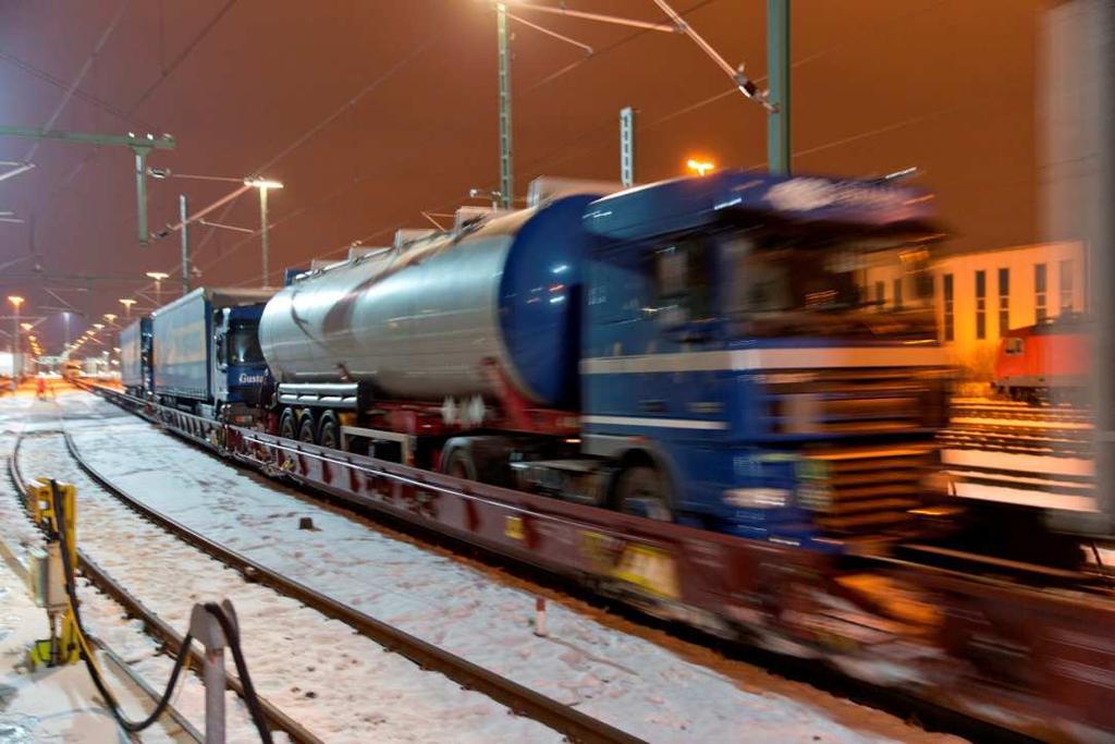 Abb. 4 Seit 8. Dezember 2012 bringt die RoLa wieder täglich LKWs vom bayernhafen Regensburg über den Brenner nach Trento.