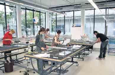 (Ausbildungs-)Berufe mit Potenzial Diese Top-Jobs bietet die Flachglasindustrie Auszubildende der Flachglasindustrie beim Glaszuschnitt.