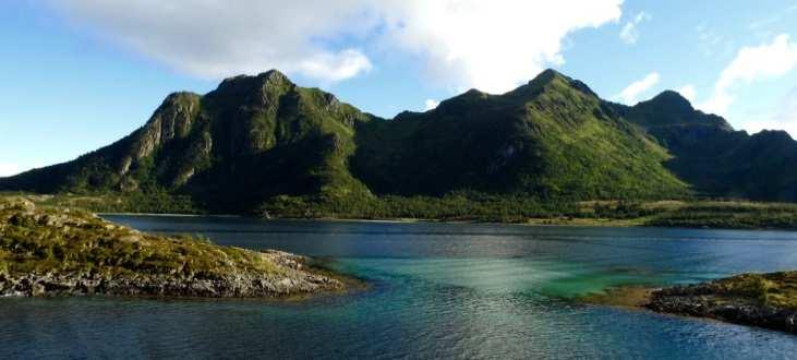 den extrem engen Trollfjord mit seinen links und rechts hoch aufragenden Felswänden. Sehen Sie nicht aus wie zu Stein erstarrte Trolle?
