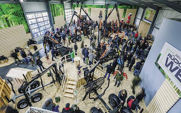 Reil & Eichinger Spannender Spielplatz für Forstleute in Nittenau Im Herbst 2017 hat der Forsttechnik-Importeur eine Indoor-Testanlage für Rückwagen eingeweiht.