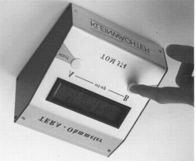 TERA Ohmmeter TOM 374 Das TERA Ohmmeter TOM 374 arbeitet nach dem Spannungsmessverfahren, wobei ein Elektrofeldmeter aufgrund seiner sehr hohen Eingangsimpedanz als Messverstärker eingesetzt wird,