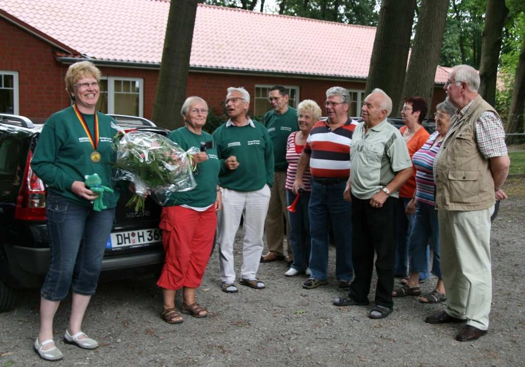 Seit über 25 Jahren gehört sie dem Verein an, geschossen hat sie von der Jugendklasse an im Verein. Seit ihrer Heirat wohnt sie in Kirchdorf und ist sehr aktiv im Schützenverein Kirchdorf.