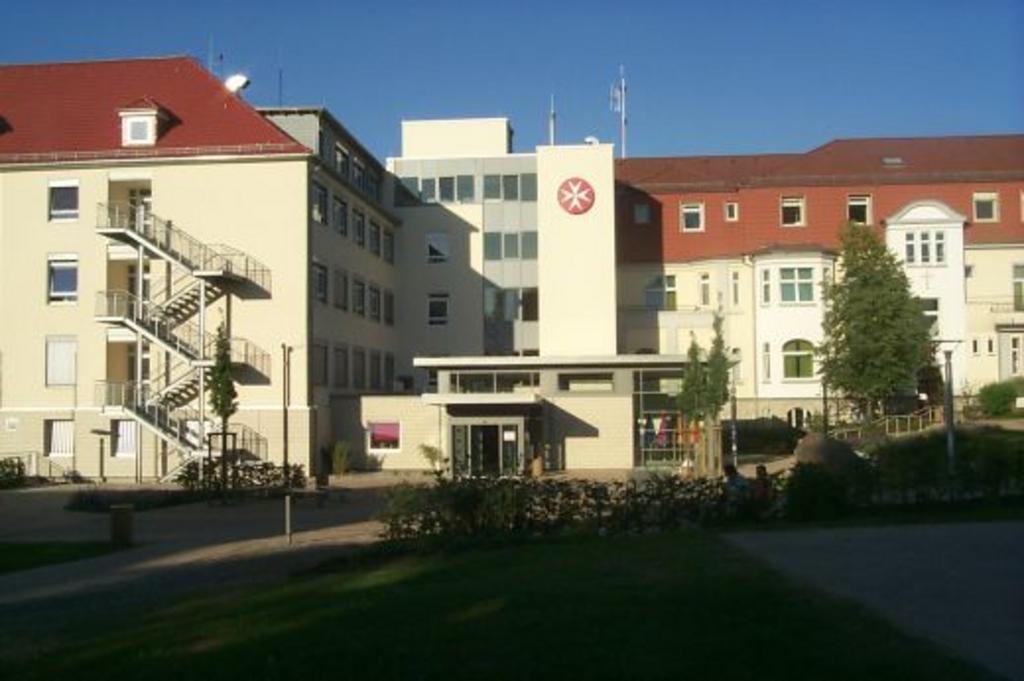Einleitung Abbildung: Das Johanniter Krankenhaus in Gronau/Leine Aegroti salus suprema lex (Das Wohl des Patienten ist höchstes Gut). Verantwortlich: Name Abteilung Tel. Nr. Fax Nr.