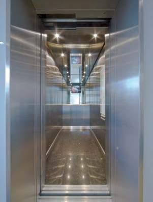 4 Kabinengröße In der neuen EN 81-70:2018 sind fünf Aufzugstypen mit definierten Türbreiten, einer einstellbaren Tür-Offenhaltezeit von 2 20 Sek. und einer Übereck- Zugangs-Variante festgelegt.