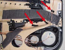 9 Adaption Verstärker - Frequenzweiche / Dämmung Fahrzeugtüren 9.1 Regenschutzfolie vorsichtig entfernen. 9.2 Dämmung der Fahrzeugtüren - siehe Maßnahmen Vibrationsgeräusche (beiliegende Einbauempfehlung) 9.