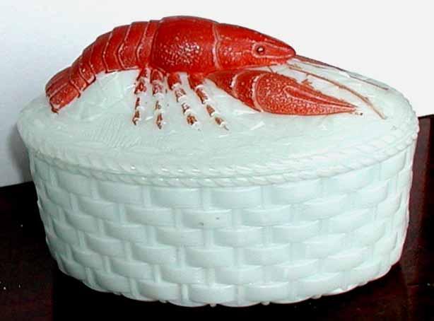 Abb. 2003-4/094 Deckeldose als Krebs auf einem Korb, opak-weißes Pressglas, kalt bemalt, H 9 cm, L 13,5 cm (s.a. Sammlung Stopfer.