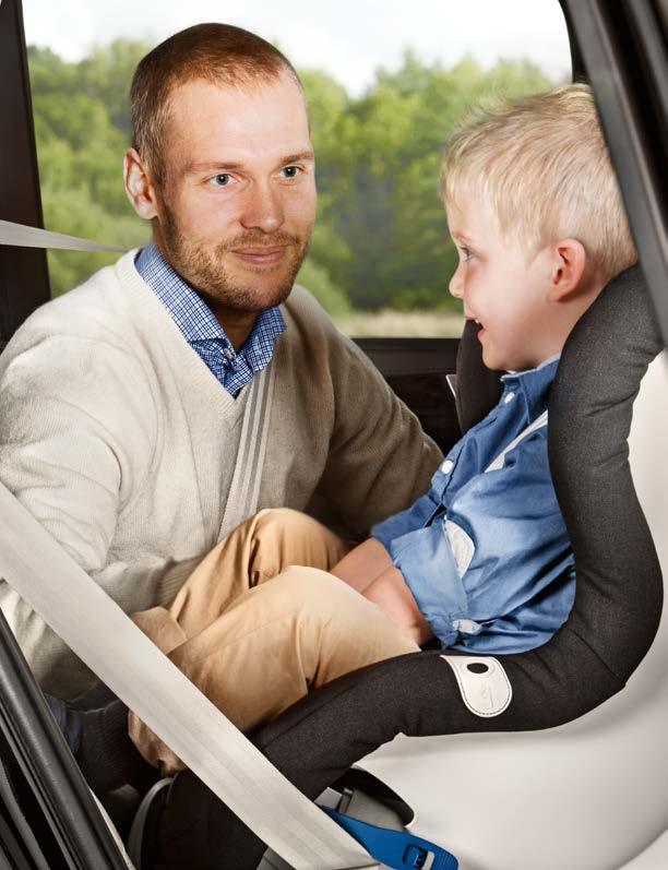 Volvo Kindersitze BRINGEN WIR ES AUF DEN PUNKT: Nach hinten gerichtet zu fahren, ist für Kleinkinder das einzig Richtige.