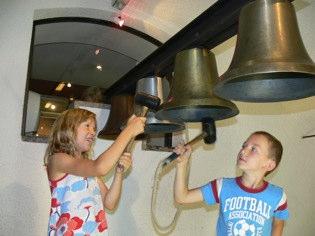 [Objekt des Monats Februar 2018] MYSTISCHES ERLEBNIS KLANGRAUM Glockenmuseum Grassmayr in Innsbruck Ein Besuch im Glockenmuseum Grassmayr in Innsbruck ist wahrlich ein Erlebnis für alle Sinne: In der