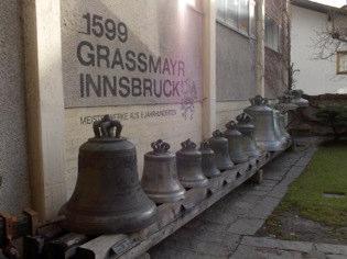 Kurze Geschichte der Glockengießerei Grassmayr Im Jahre 1599 kehrte Bartlme Grassmayr nach mehrjähriger Wanderschaft und spannenden Lehrjahren beim Glockengießer Joan von Treer in Aachen wieder in