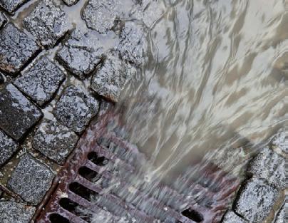 Seite 03/05 Weitere Schadenbeispiele Überflutung eines Elektroniklagers Bedingt durch schwere und langanhaltende Niederschläge wurde das Kanalsystem völlig überlastet.