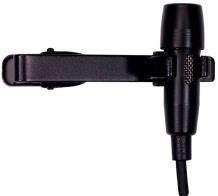 Das Ansteckmikrofon wird mit einer Klemme oder einer Anstecknadel am Revers oder an der Krawatte befestigt.